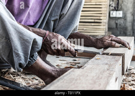 Nahaufnahme von warnen Hände der Tischler in traditionellen manuellen Schreinerei in einem Land der Dritten Welt arbeiten. Stockfoto