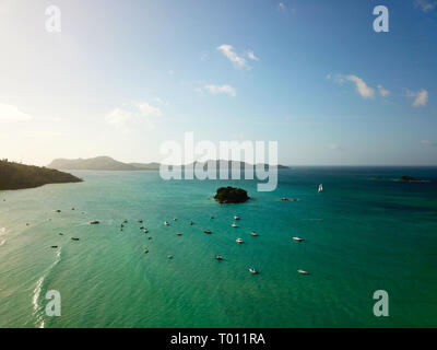 Viele Boote in der Nähe der Küste von Praslin. Neugierig Insel, eine Segelyacht und der Horizont im Hintergrund. Stockfoto