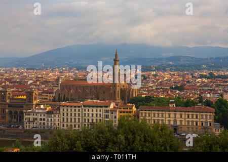 Der Kirchturm des Pazzi Kapelle, die Cappella dei Pazzi, eine Kapelle in der 'ersten Kreuzgang" befindet sich an der Südflanke der Basilika di Santa Croce. Stockfoto