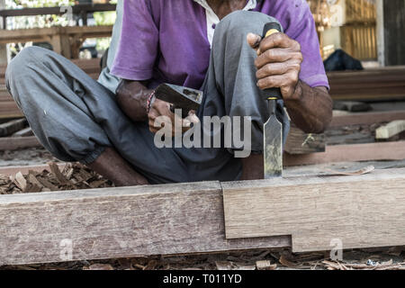 Nahaufnahme von warnen Hände der Tischler in traditionellen manuellen Schreinerei in einem Land der Dritten Welt arbeiten. Stockfoto