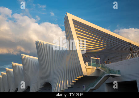 REGGIO EMILIA, Italien, 13. April 2018: Die Reggio Emilia AV Mediopadana Bahnhof in der Dämmerung des Architekten Santiago Calatrava. Stockfoto