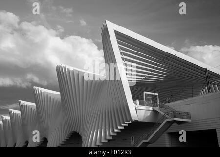 REGGIO EMILIA, Italien, 13. April 2018: Die Reggio Emilia AV Mediopadana Bahnhof in der Dämmerung des Architekten Santiago Calatrava. Stockfoto