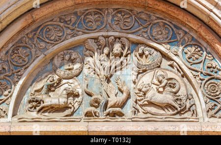 PARMA, Italien - 17. APRIL 2018: Die symbolischen romanischen Relief auf dem Baptisterium. Stockfoto