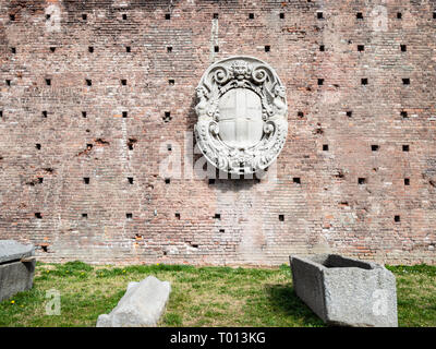 Reisen nach Italien - mittelalterliche Wappen an der Wand im Innenhof des Castello Sforzesco (Schloss Sforza) in Mailand Stadt Stockfoto
