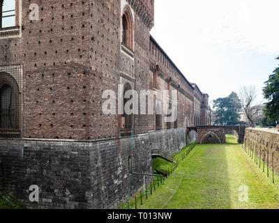 Reisen nach Italien - Ansicht der äußeren Befestigungsmauer Ghirlanda (Garland), Wassergraben und Brücke des Castello Sforzesco (Schloss Sforza) von Falconiera Turm in Mil Stockfoto