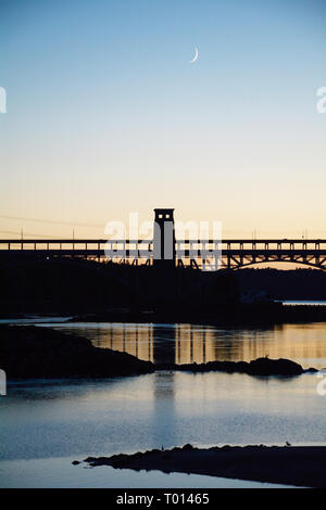 Das Britannia Bridge, die Waliser Festland und Anglesey in der Dämmerung verbindet mit einem Halbmond Stockfoto