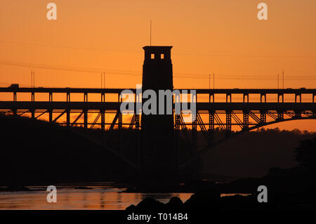 Am Ende des Tages als die Sonne über Anglesey hinter der Britannia Bridge Stockfoto