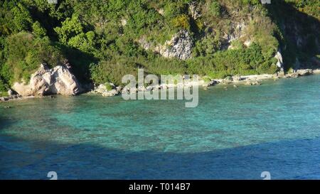 Wunderschöne Klippenlinien und kristallklares Wasser entlang der Vogelinsel, Saipan, Nördlichen Marianen Stockfoto