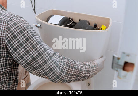 Instandsetzung der Mann bei der Arbeit mit Toilette im Badezimmer, Nahaufnahme Stockfoto