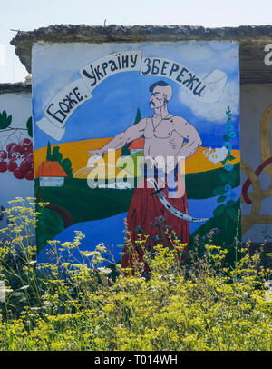 Die ukrainische nationalistische Graffiti an Bushaltestelle in der westlichen Ukraine. Stockfoto