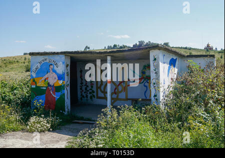 Die ukrainische nationalistische Graffiti an Bushaltestelle in der westlichen Ukraine. Stockfoto