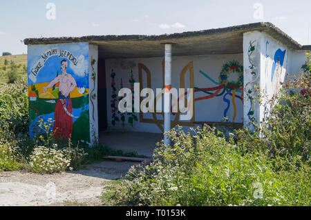 Die ukrainische nationalistische Graffiti an Bushaltestelle in der westlichen Ukraine. Stockfoto