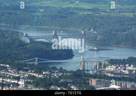 Sie suchen die Menaistraße am Menai Suspension und der Britannia Bridge aus der Luft, die die Küste von Anglesey. Stockfoto