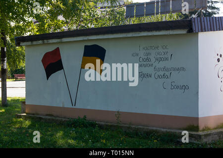 Die ukrainische nationalistische Graffiti an Bushaltestelle in der westlichen Ukraine. Stockfoto