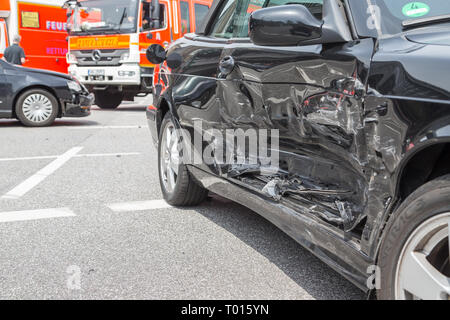 Verkehrsunfall mit schwarzen Auto Stockfoto