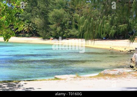 Ein von Felsen umsäumter weißer Sandstrand am Susupe Beach in Saipan, Nördliche Marianen Stockfoto