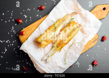 Blick von oben auf die beiden bleischmelzens backen Fisch auf Papier Stockfoto