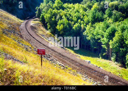 Eine Bahnstrecke, auf der Seite der Staumauer in Vernal Vernal Connecticut legte an einem sonnigen Tag. Stockfoto