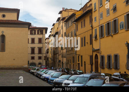 Der Fluss Arno in der Region Toskana in Italien, fließt durch das Herz von Florenz, Italien. Stockfoto