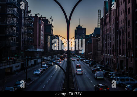 Die Aussicht auf den schönen Sonnenuntergang auf der Straße mit Autos in der Stadt. Ein schönes warmes Licht. Traffic Jam. Kostenlos, leeren Platz Stockfoto