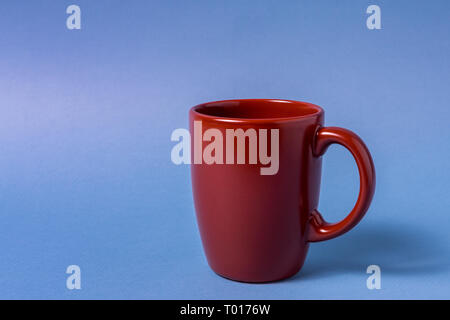 Großen braunen leeren Becher auf blauem Hintergrund isoliert, horizontale Ausrichtung. Stockfoto