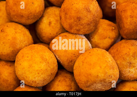 Hausgemachte traditionelle spanische Kroketten oder croquetas auf einem weißen Teller mit Gabel. Tapas essen. Stockfoto