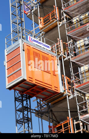 Lulea, Schweden - 20. Juni 2018: Aufzug auf einer Baustelle für ein großes Mehrfamilien Wohnhaus. Stockfoto