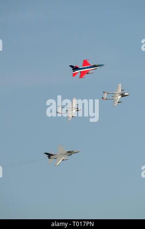 Die Royal Norwegian Air Force General Dynamics F-16 kämpfte bei North Weald gegen Falcon-Jet-Kampfflugzeuge und de Havilland-Vampire Stockfoto