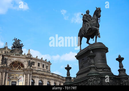 Die Statue von König Johann, Johann von Sachsen Denkmal vor der Semperoper Theaterplatz Dresden, Deutschland Stockfoto