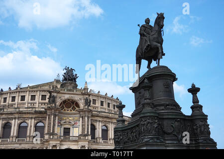 Die Statue von König Johann, Johann von Sachsen Denkmal vor der Semperoper Theaterplatz Landschaft Dresden, Deutschland Stockfoto