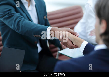 Closeup. Handshake von Geschäftspartnern. das Konzept der Zusammenarbeit Stockfoto