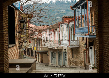 Signagi, Georgien - November 23, 2011: Blick auf die kleinen malerischen Gassen der kleinen Signagi Stadt in der Region Kachetien, Georgien Stockfoto