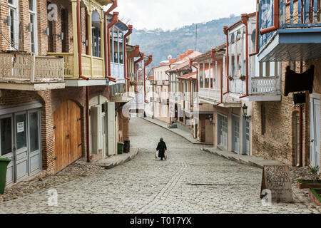 Signagi, Georgien - November 23, 2011: Blick auf die kleinen malerischen Gassen der kleinen Signagi Stadt in der Region Kachetien, Georgien Stockfoto