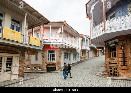 Signagi, Georgien - November 23, 2011: Die Menschen gehen hinunter malerischen Straße der kleinen Signagi Stadt in der Region Kachetien, Georgien Stockfoto