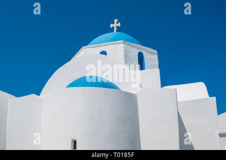 Kykladen griechisch-orthodoxen Kirche auf der Insel Paros, Griechenland. Weißes Kreuz gegen den blauen Himmel