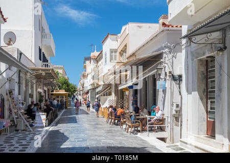 Andros, Griechenland - 31. Mai 2018: Die wichtigsten Fußgängerzone mit Geschäften und Cafés in Chora Stadt auf Andros, Kykladen, Griechenland Stockfoto