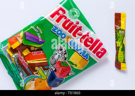 Paket von Obst-tella zoomania Zoo mania Süßigkeiten Bonbons mit Fruchtsaft mit einem entfernt auf weißem Hintergrund geöffnet Stockfoto