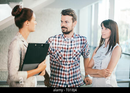 Junge Geschäftsleute in informellen Chat Stockfoto
