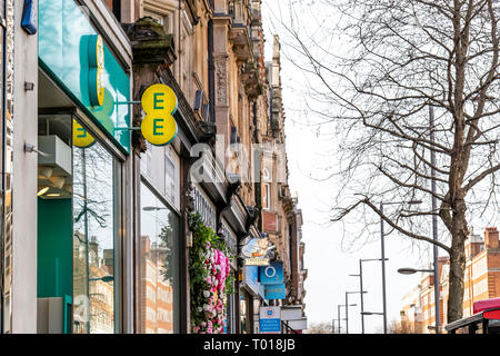 EE und O2 Shops in der Nähe und der Wettbewerb auf der High Street. High Street Kensington, London. Stockfoto