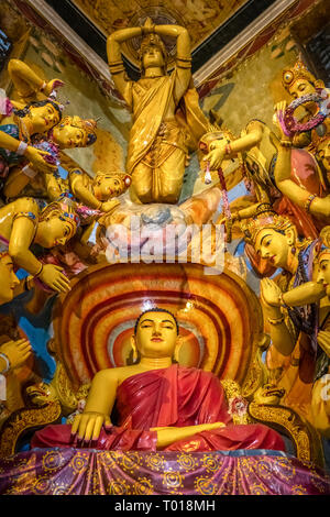 Nur ein Beispiel für die reich verzierten und farbenprächtigen buddhistischen Statuen in einer Ecke der Gangaramaya Tempel in Sri Janaratana Straße in der srilankischen Hauptstadt Stockfoto