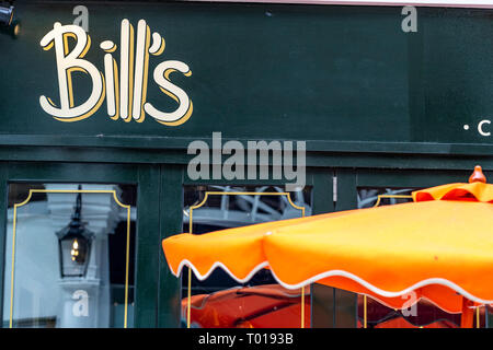 Bill's Restaurant kette, High Street Kensington U-Bahnstation. Kensington, London. Stockfoto