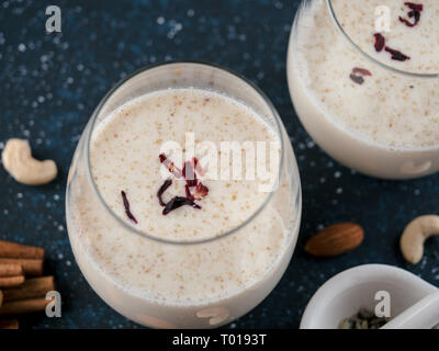 Sardai thandai oder kalten Getränk während Holi Festival gemacht. Kalte Milch trinken in Glas, mit Zutaten - Nüsse und Gewürze. Platz kopieren Stockfoto