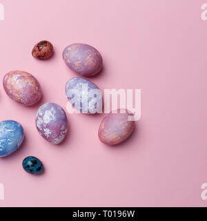 Bunte Eier, Wachteleier auf rosa Hintergrund, kopieren. Gesunde Ernährung Konzept. Ansicht von oben, flach. Ostern Eier. Frohe Ostern Konzept Stockfoto