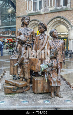 The Kindertransport – die Bronzeskulptur der Ankunft an der Liverpool Street Station, London Stockfoto