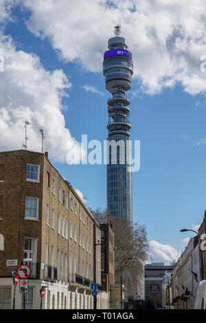 BT Tower in London mit umliegenden Gebäuden und blauem Himmel Stockfoto
