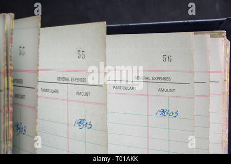 Eine Nahaufnahme handgeschriebener Buchhaltungsseiten aus dem Jahr 1975 Stockfoto