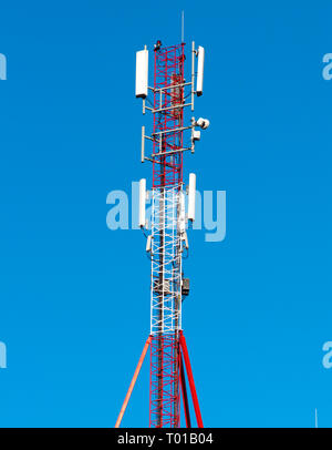 Bild mit hoher Auflösung. Detail eines Senders Turm gegen den klaren blauen Himmel. Stockfoto