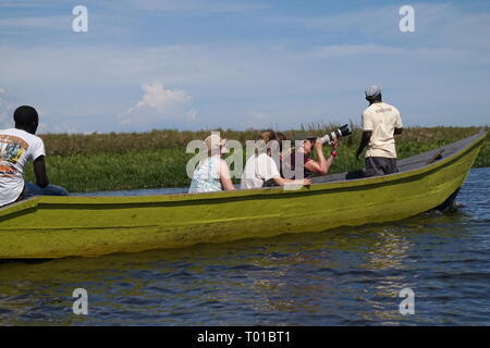 Touristen auf einem Boot Tour bucht Mabamba Wetland Systems, Uganda Stockfoto