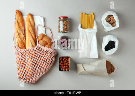 Null Abfall Lebensmittel einkaufen. Eco Natural Taschen und Glas Glas mit Essen, umweltfreundlich, flach. nachhaltiger Lebensstil Konzept. Kunststoff freie Einzelteile. Wiederverwendung, Stockfoto