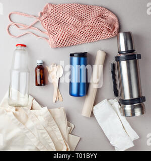 Set für Kunststoff Shopping und Verpackung - Baumwolle Taschen und Glas gar, Papier, steelness Flasche. Null Abfall modernes trendiges Konzept, umweltfreundliche Stockfoto